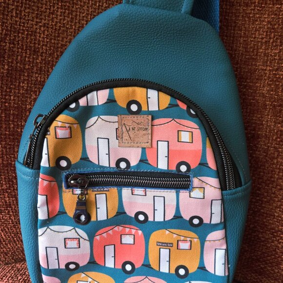SLING BAG - unisex - retro 'boler trailer' pattern and vinyl - NEW without tags - Picture 2 of 4